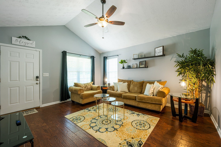 Interior 2, 18 Larkspur Ln Emerson, Bartow