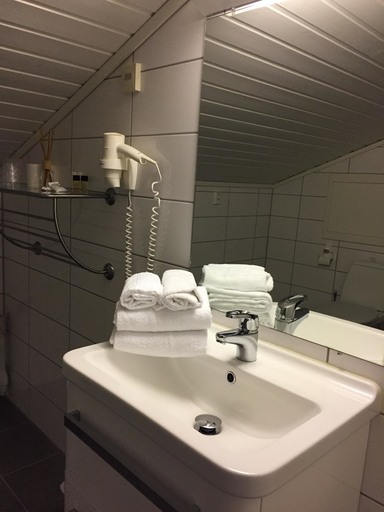Bathroom 4, Dragsvik Fjordhotel, Balestrand