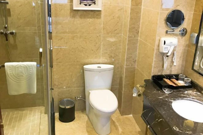 Bathroom 2, Yangzhong Zhonghai Hotel, Zhenjiang