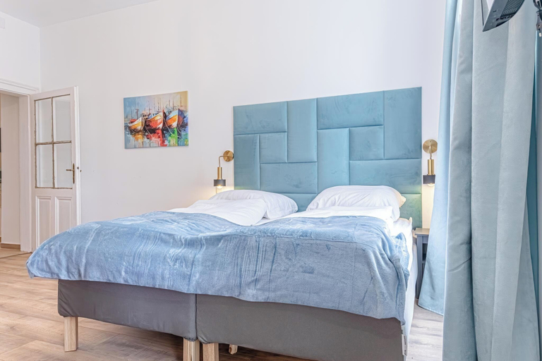 Room 2, Chic 1BR Apt Walk to Vienna Sights, Wien