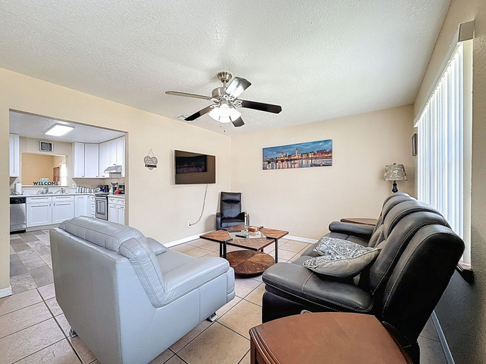 Interior 3, 2737 Bel Aire Circle, Hillsborough