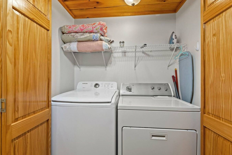 Interior 2, Hot Tub & Wifi - Birdsong - Red River Gorge, KY, Powell