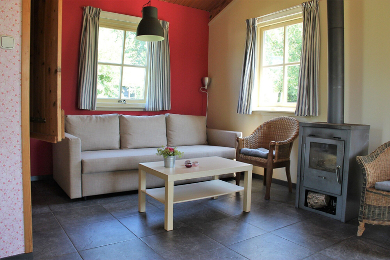 Others 1, Cozy vacation home with terrace, Drimmelen