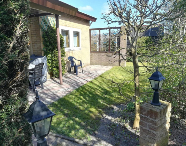 Garden 3, Appealing Bungalow With Large Garden, Zijpe