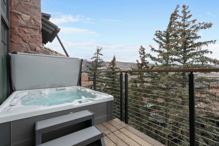 Outdoor spa tub, Stag Lodge 3BR Views, Hot Tub, Ski Access Condo, Summit