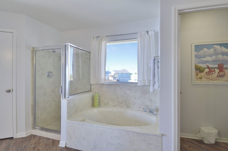 Bathroom 4, Beachfront Dolphin by Ryson Vacation Rentals, Galveston