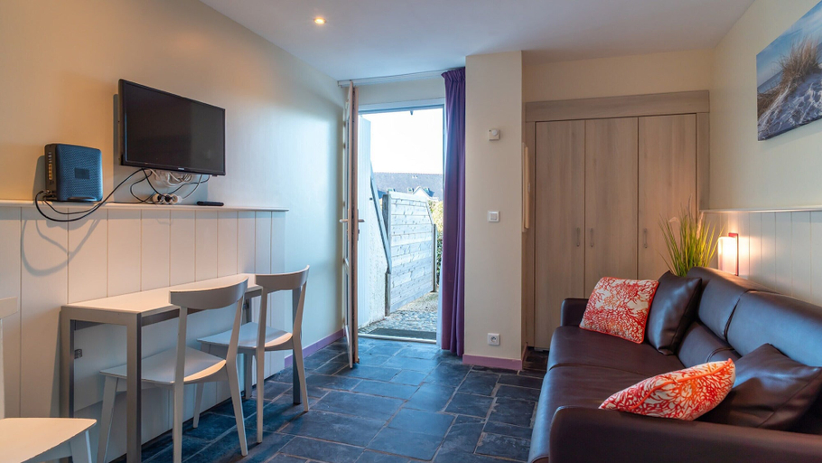 Living room, Garden Retreat Near Guidel Beaches, Morbihan