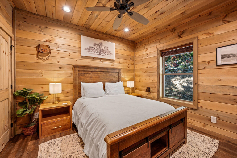 Room 4, Goodness Gracious 3 Bedroom Cabin by RedAwning, Sevier