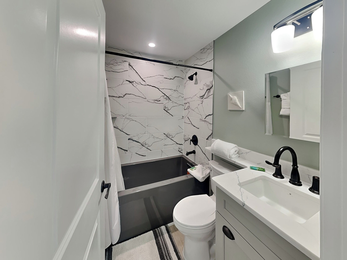 Bathroom 4, Seaside 5 by Distinctive Beach Rentals, Lee