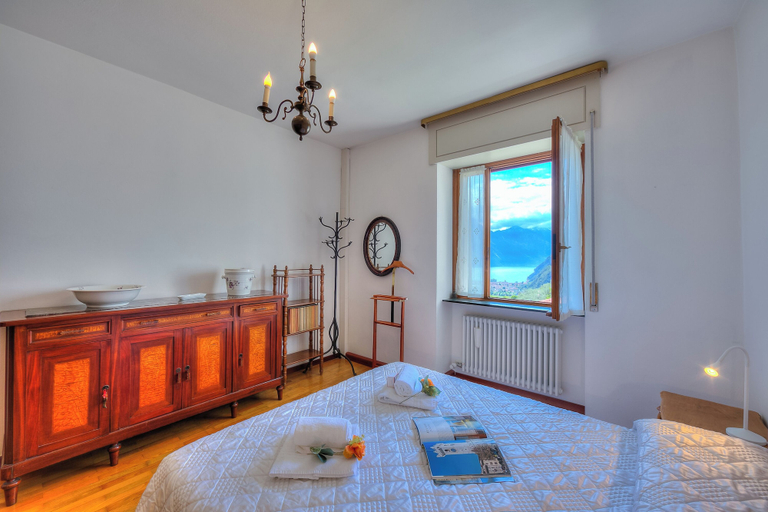 Room 2, Sunrise On The Garda Lake, Trento