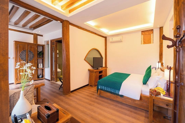 Room 5, Shile · A Poetic Guesthouse with Traditional Chinese Charm, Lijiang
