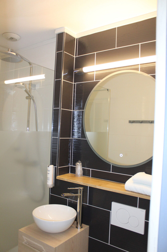 Bathroom 5, Hotel LES TERRASSES, Gironde