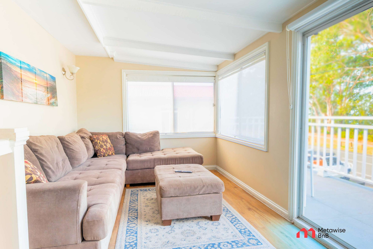 Room 5, Metawisebnb Waterfront 3BR Coastal Escape, Deception Bay