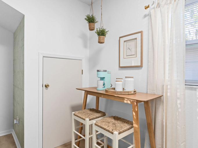 Room 5, Super Boho- At Lake Toho s Water Sleeps 6, Osceola