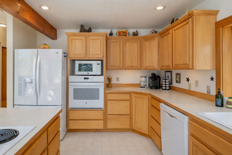 Private kitchen 2, Pine Tree Cottage 3 Bedroom Home by NW Comfy Cabins by RedAwning, Chelan