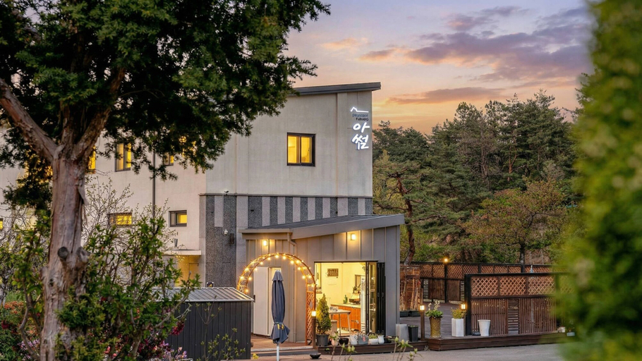 Exterior & Views