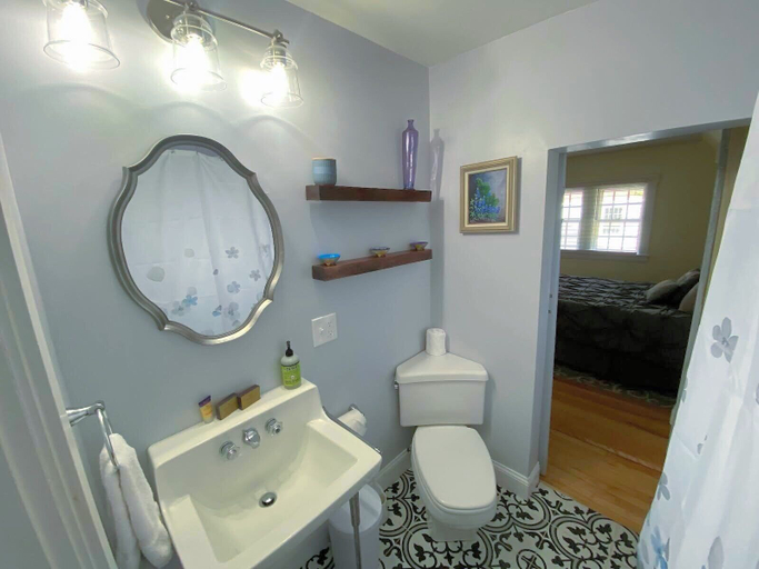 Bathroom 4, Holden Frost House, Grafton