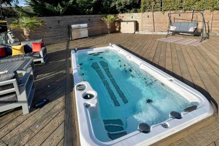 Outdoor spa tub, Hot tub - Bbq - Garden - Parking - Sleeps 8, Worcestershire