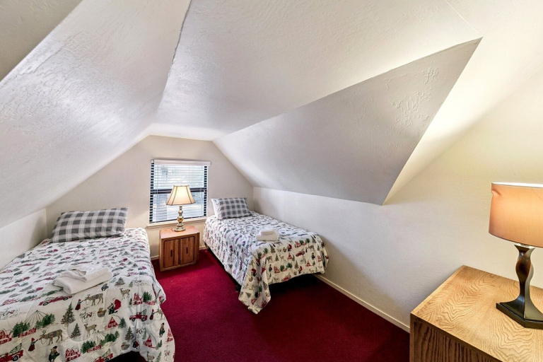 Room 3, 3195 Pasadena Avenue 6 Bedroom Home by RedAwning, El Dorado