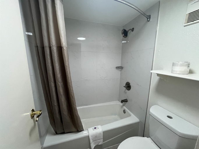 Bathroom 3, Studio 6 Suites Euless, Tx – Dfw West, Tarrant