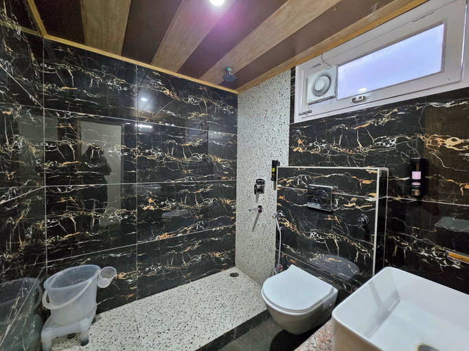 Bathroom 3, Solang Snow Heaven, Kullu