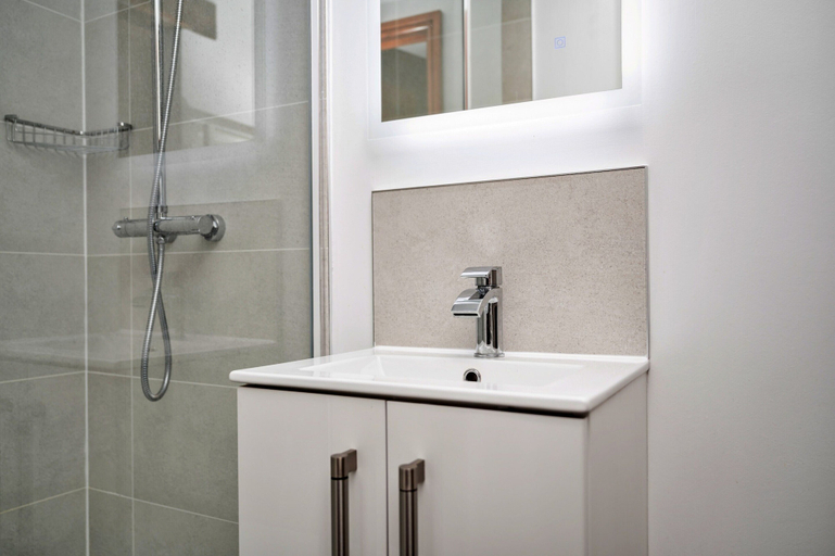 Bathroom 4, Cottage in Alstonefield Near Peak District Trails, Staffordshire