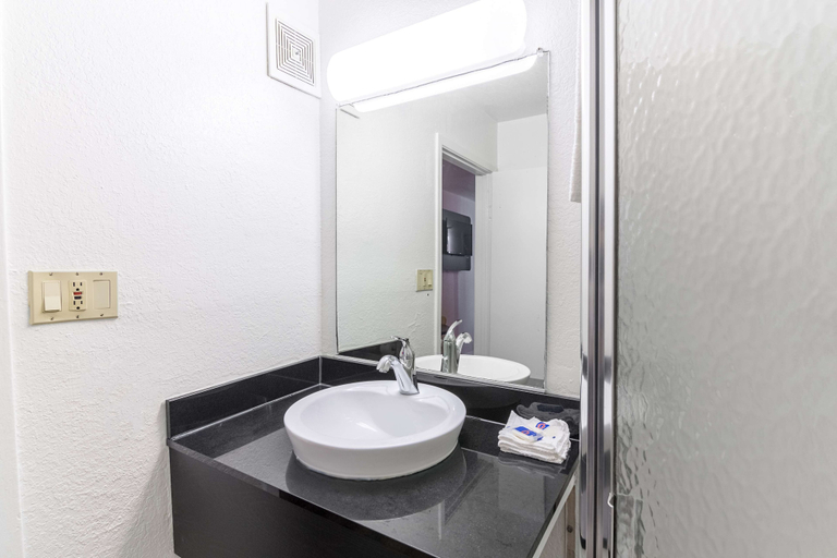 Bathroom 4, Motel 6 Pensacola, FL - Airport West, Escambia