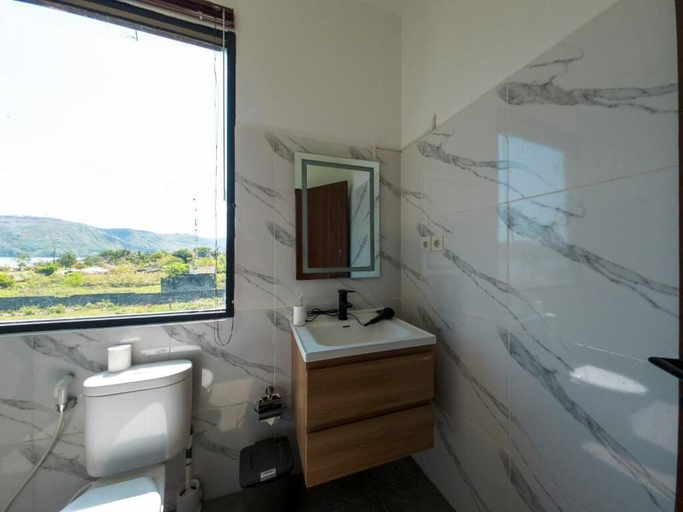 Bathroom 3, Mar Bella Beachfront Hotel, Lombok