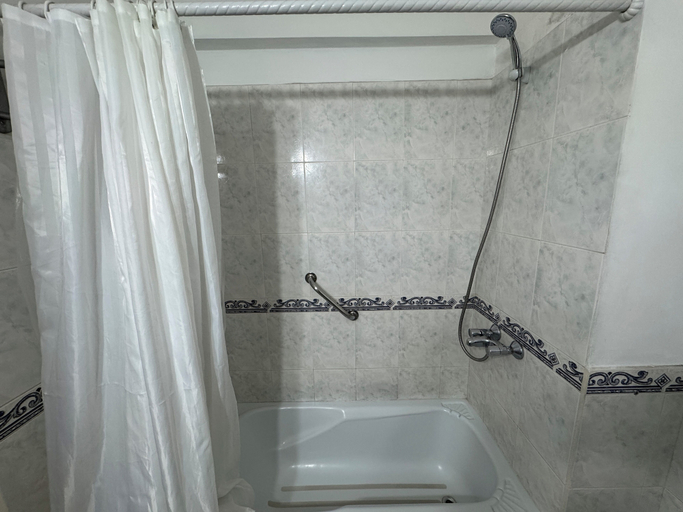Bathroom 4, Hotel Quebrada de Humahuaca, Capital