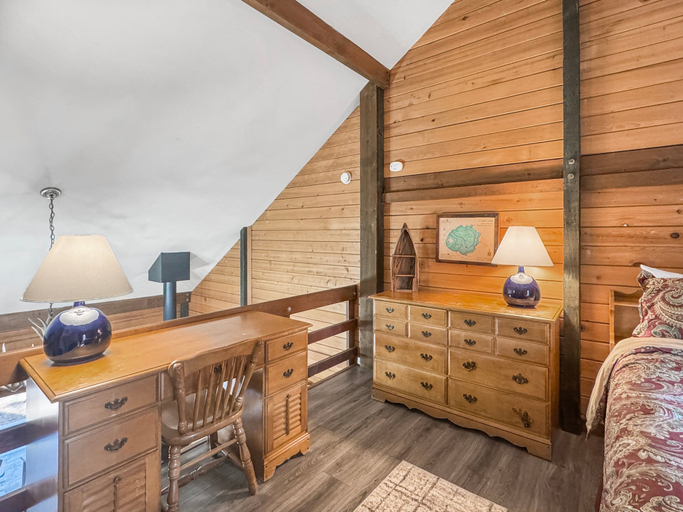 Interior 2, Cluster Cabin 13, Deschutes
