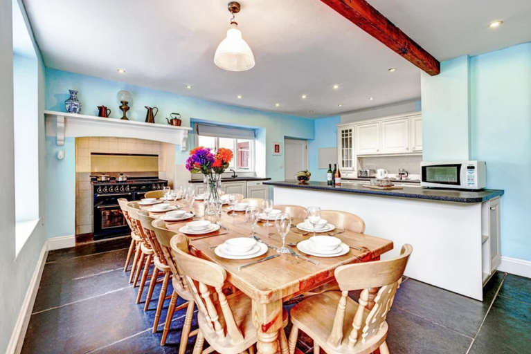 Dining 4, Holiday Home Near Slapton Sands, No Deposit, Devon