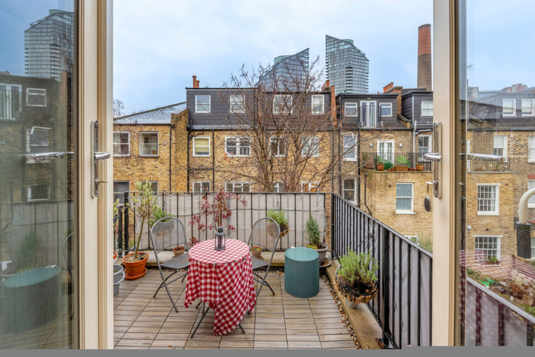 Room 5, Stunning 3 Bedroom Maisonette in Chelsea, London