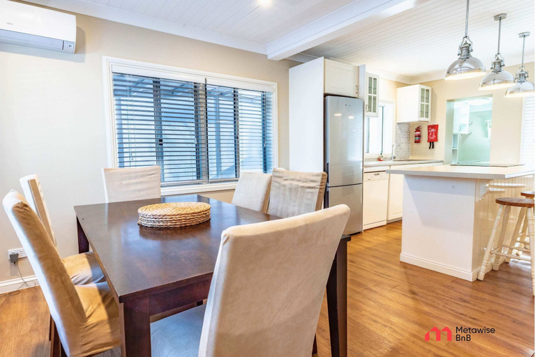 Room 4, Metawisebnb Waterfront 3BR Coastal Escape, Deception Bay