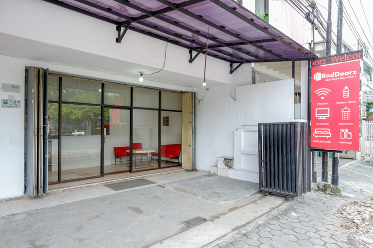 Exterior & Views 3, RedDoorz near Pacific Mall Tegal 2, Tegal