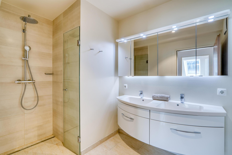 Bathroom 4, COOEE alpin Hotel Dachstein, Gmunden