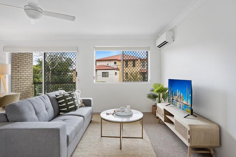 Living area 4, Spacious 2-bed Apartment Near City Centre, Kelvin Grove