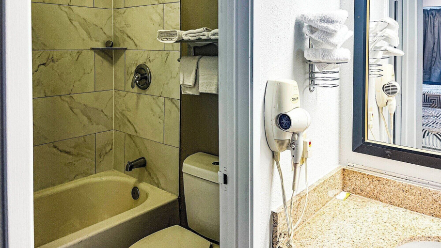 Bathroom 3, Studio 6 Suites Dallas. TX - Loop 12 West, Dallas