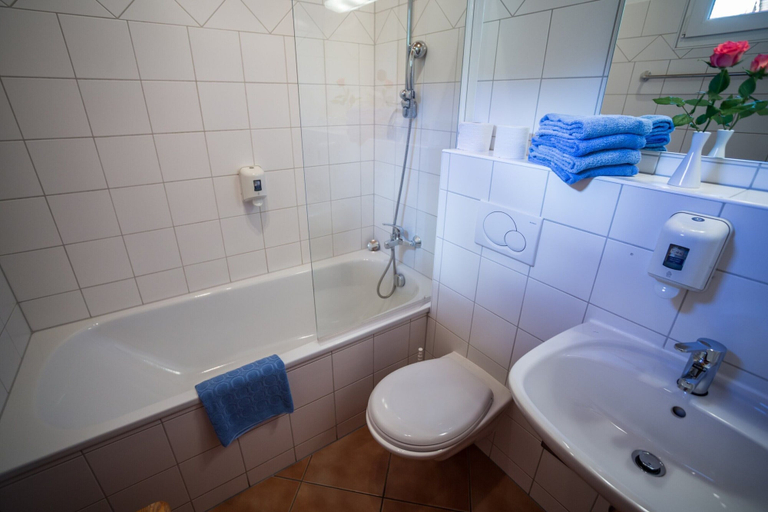 Bathroom, Superior Vacation Home With Gallery, Murau
