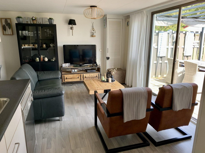 Living room 3, Nice Bungalow With Cosy Terrace, Zijpe