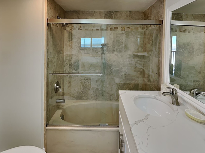 Bathroom 4, Carlos Pointe 422, Lee