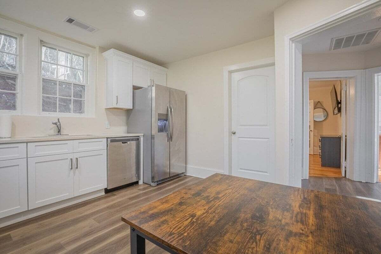 Others 4, Classic City Apartment w/ Firepit, Clarke