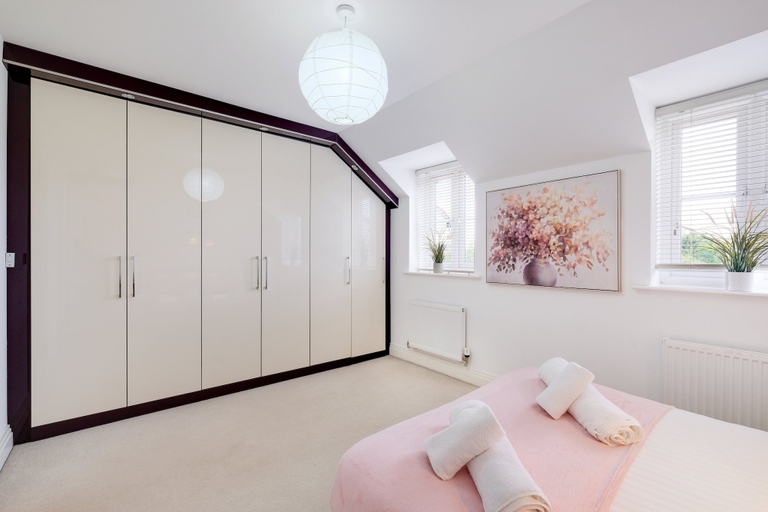 Room 5, Foxherne 6 Bed & 3 Bath Serviced Hse -20, Slough