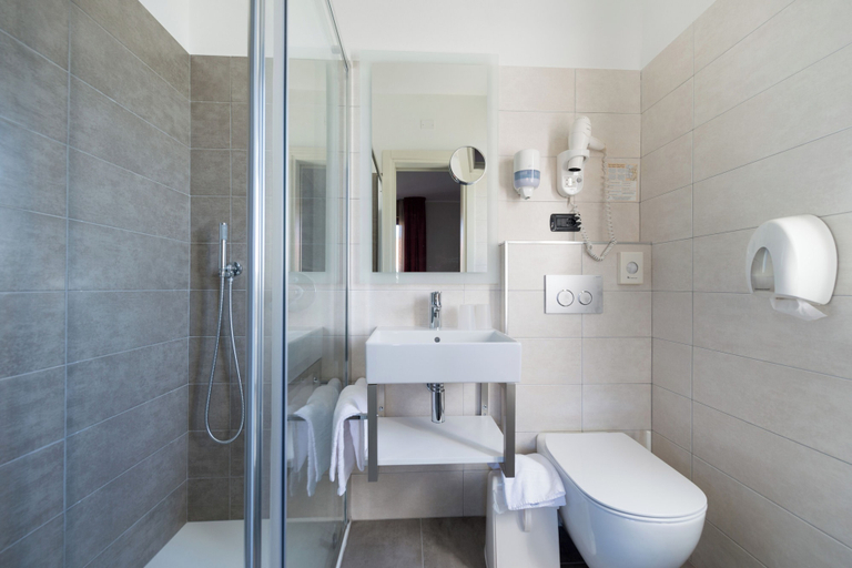 Bathroom, H Catullo Malcesine, Verona