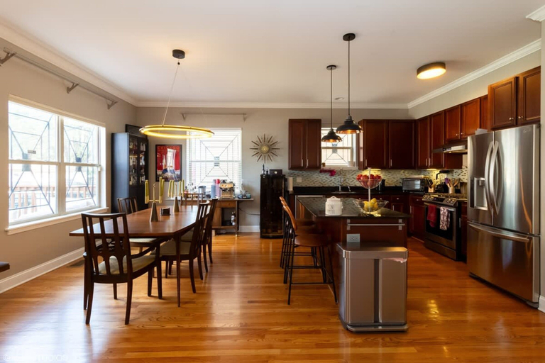 Room 4, Spacious 3BR Home by United Center With Deck Yard, Cook