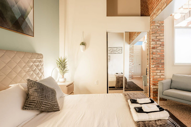Room 3, 2 Bedroom Historic Brick Getaway with Wifi, Durham