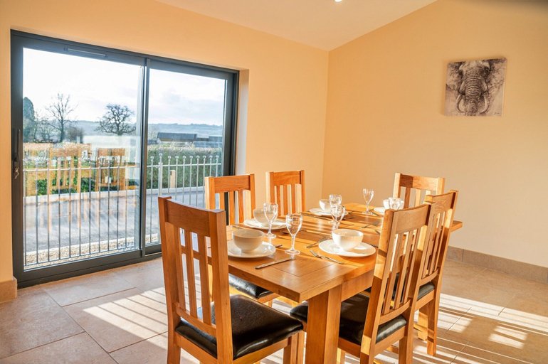 Dining 5, Barn in Cotswolds With Hot Tub & Scenic Trails, Gloucestershire