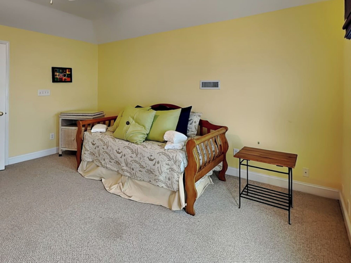 Bedroom 2, The Water Bear by Topsail Realty, Pender