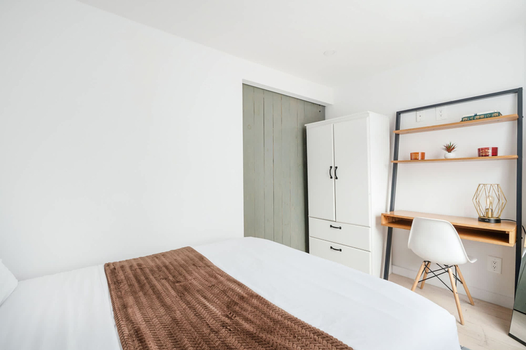 Room 4, 75-4a Brand new 3BR Prime UES W D in Unit, New York