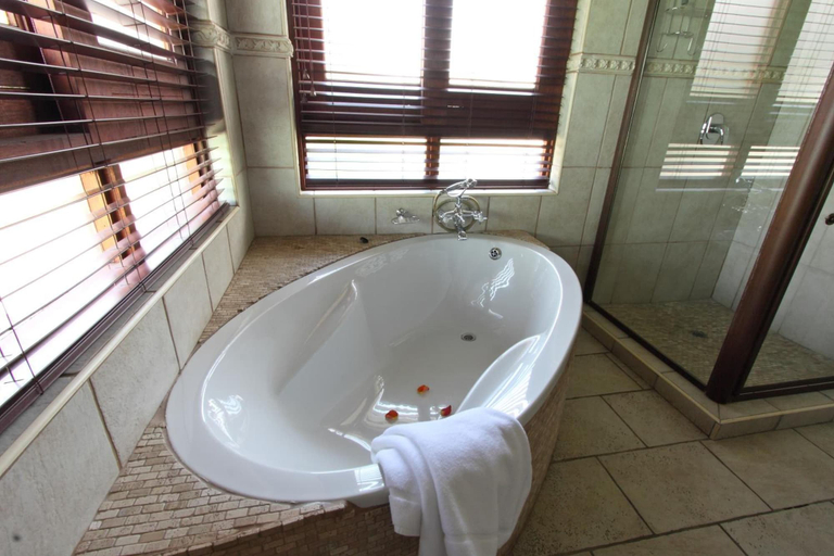 Bathroom 5, Candlewoods Guesthouse, City of Tshwane