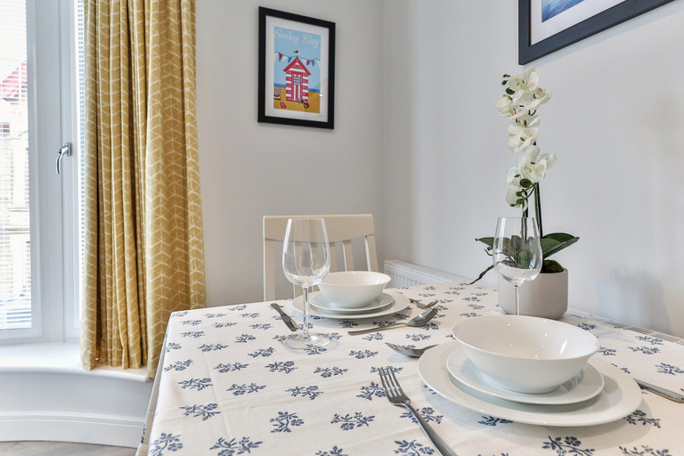 Dining 4, Pet-friendly Coastal Apartment in Filey, No Deposit, North Yorkshire